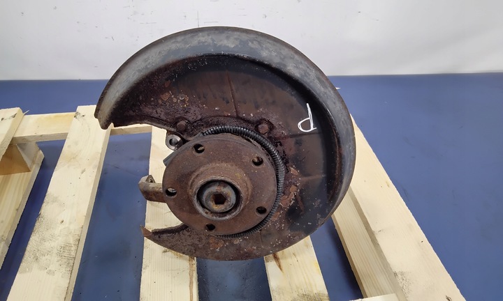 фото №1, Audi a8 d2 2.8 v6 193km поворотный кулак зад правая