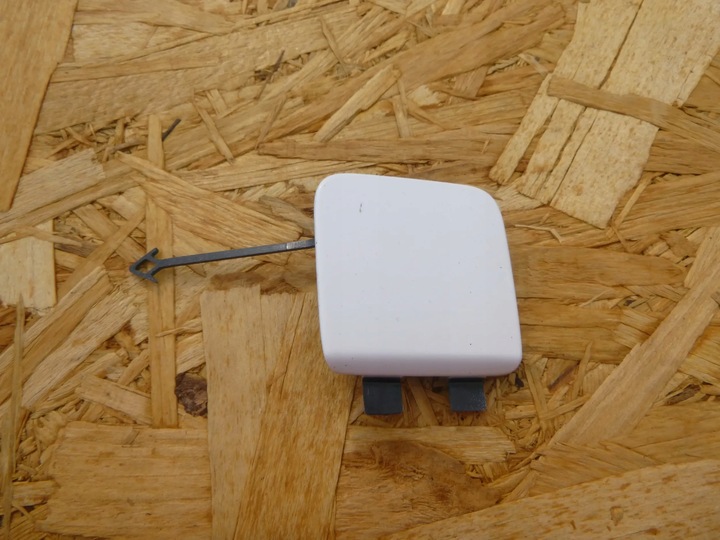 фото №1, Audi a4 b9 sedan 15-19 заглушка фаркоп hak бампер зад 8w5807441