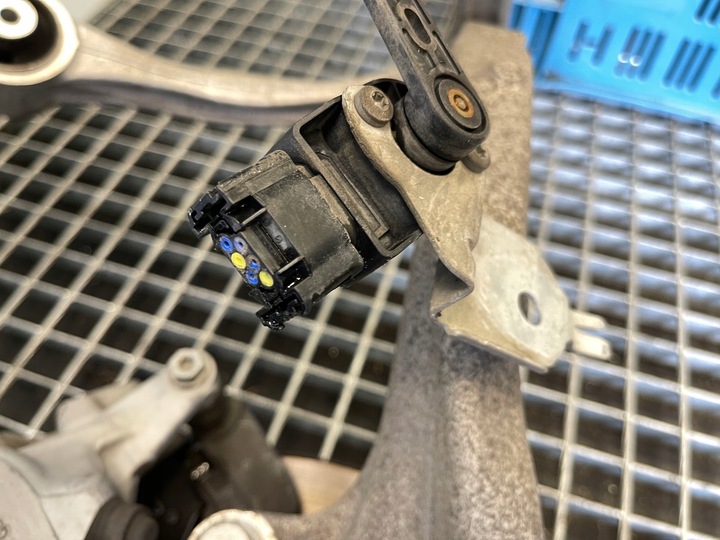 фото №10, Mercedes w213 e-klasa 2.0 cgi підвішування лівий перед амортизатор mcpherson  поворотна опора