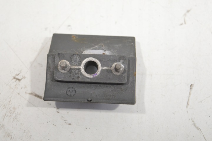 фото №6, Отбойник крышки багажника левое правое 2штуки mercedes r230 sl 55 amg 2307570044