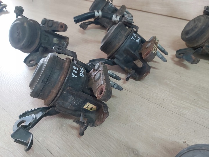 фото №6, Toyota avensis t25 подушка кронштейн двигуна права 2,0 d4d 1cd