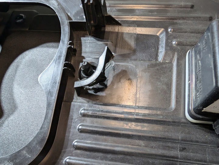 фото №8, Maxus ev30 e доставляти 3 2019- решітка радіатора логотип кришка заряджання