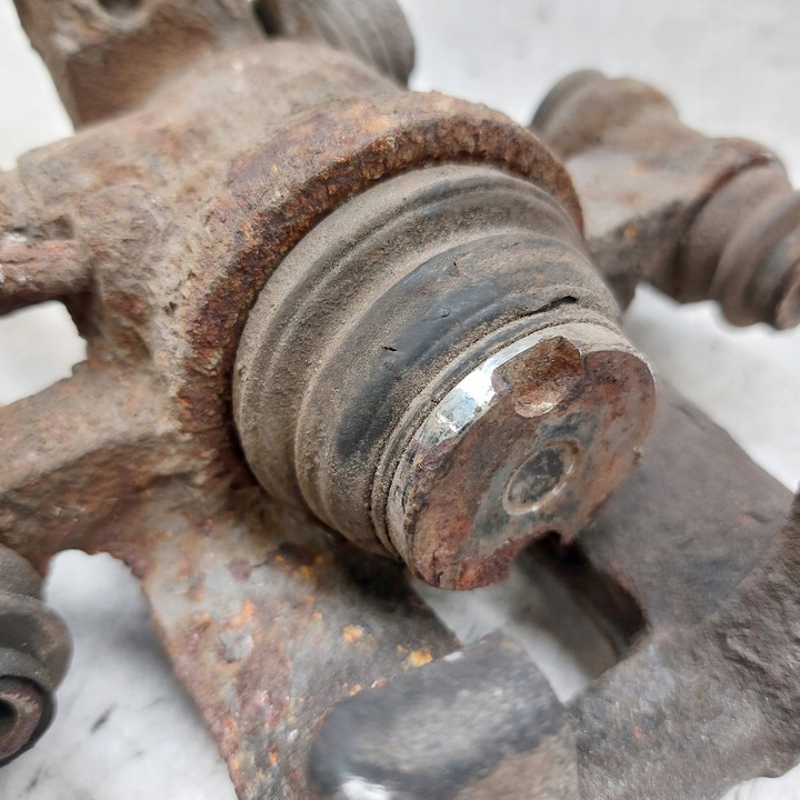 фото №9, Kia carens ii 2 супорт гальмівний праві зад чавунний