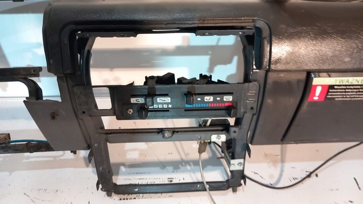 фото №4, Панель rozdzielcza/kokpit nissan y60 2.8d 1992