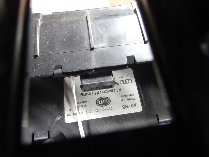 фото №12, Audi a4 b5 1.6b 98' панель середній рамка перемикач