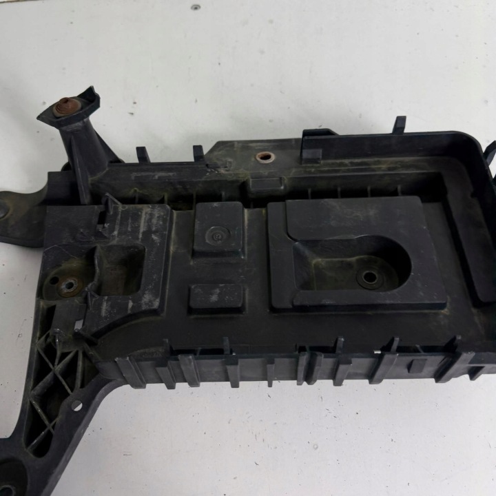 фото №9, Основа корпус кріплення акумулятора audi a3 8p vw golf 5 v oem номер 1k0915333