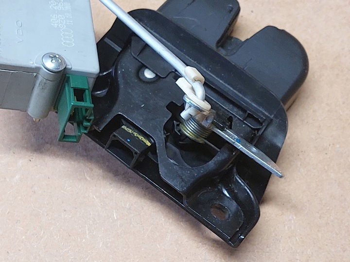 фото №8, Audi a2 замок крышки амортизатор замка комплект