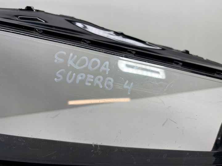 фото №11, Skoda superb 4 плафон лампы передний правой