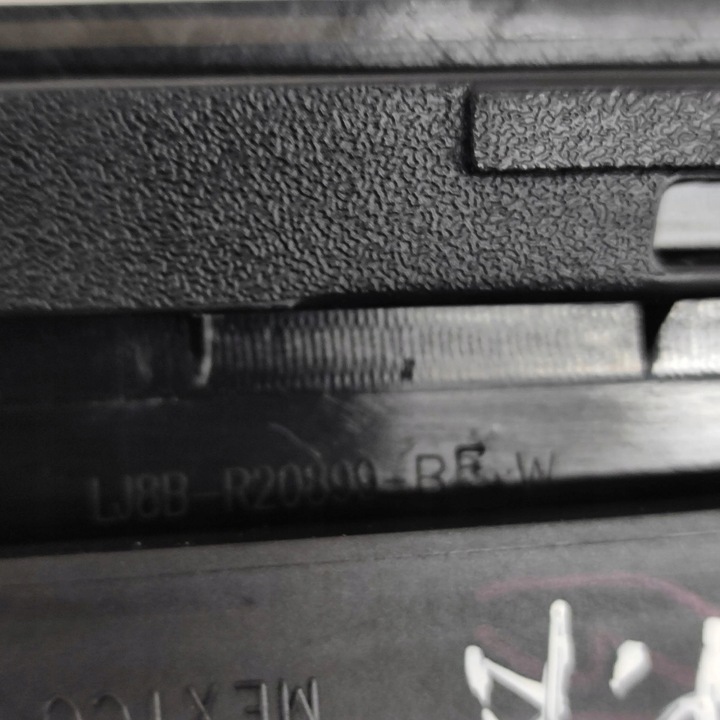 фото №10, Ford mustang mach-e 2022 ліва сторона планка / прокладка скла двері