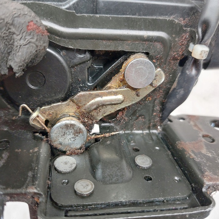 фото №13, Toyota prius ii 2 замок крышки багажника