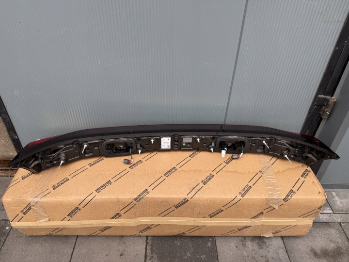 фото №10, Toyota c-hr ii 23- фара крышки багажника накладка зад 81580-f4220