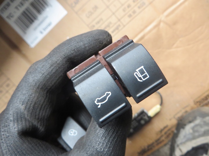 фото №1, Выключатель крышки i заливка топлива vw passat b6 cc 3c0959903b x