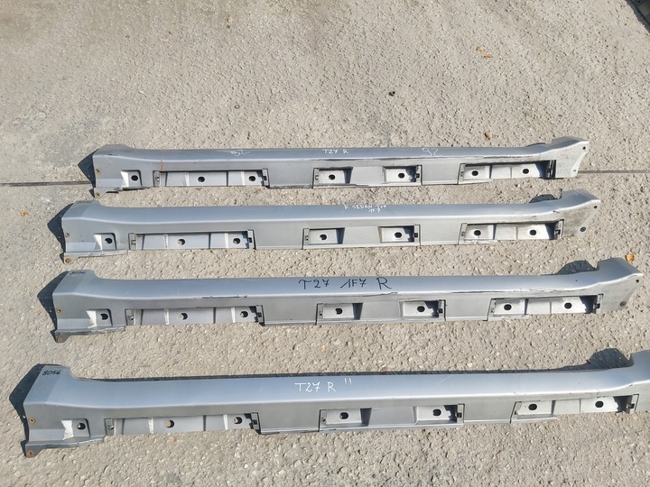 фото №1, Toyota avensis t27 планка порогова права накладка порога захист