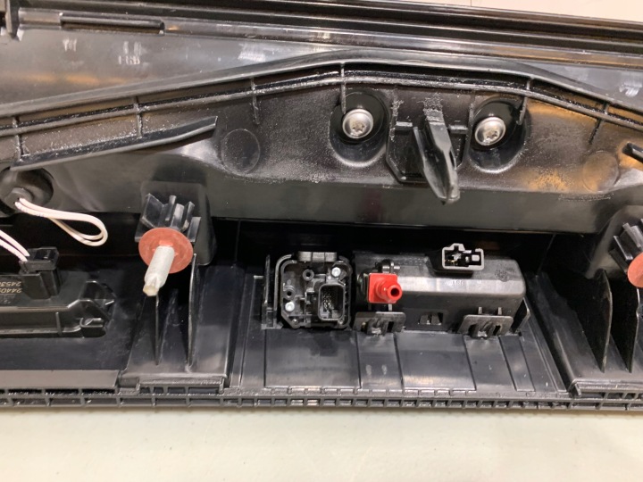 фото №12, Vw passat b9 универсал 24r. фара зад накладка 3j0945093 европа оригинал камера