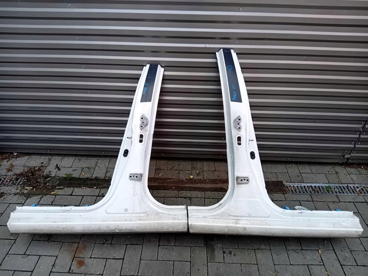 фото №1, Toyota yaris iii порог правые стойка 2015r