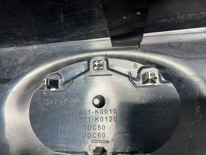 фото №10, Накладка молдинг na крышка багажника крышки зад toyota yaris iv 4 20- 76801-k0010