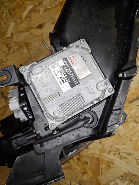 фото №9, Toyota prius plus 12-15 лампа передняя левая ксенон ксенон