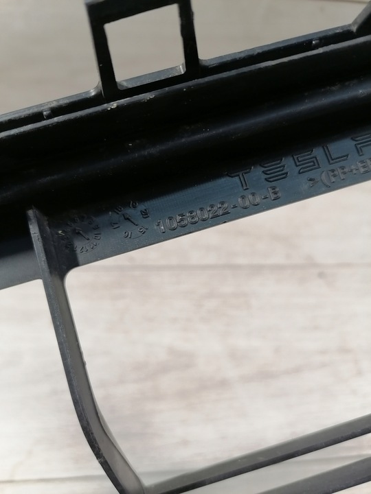 фото №13, Tesla s рестайлинг решётка средняя перед 1058022-00-b