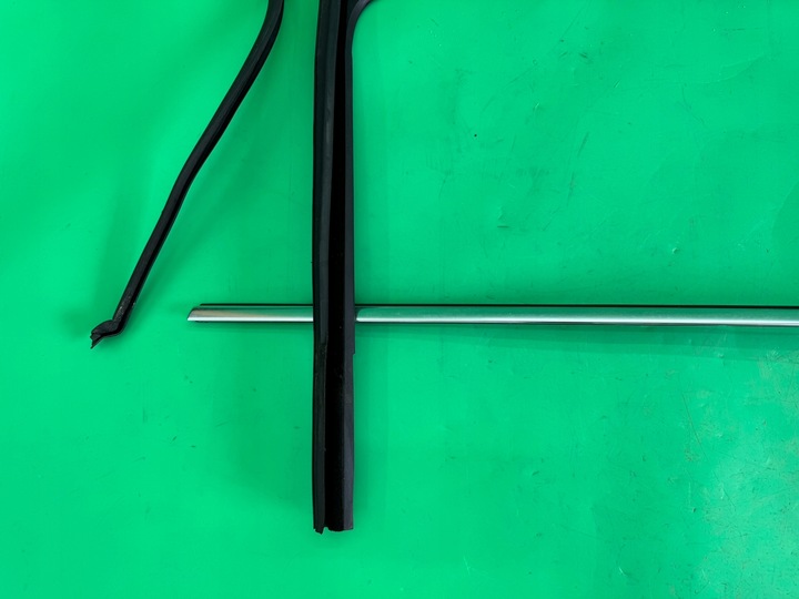 фото №3, Скло двері ліва задня малий хром прокладка skoda superb ii 2 08- sedan hb