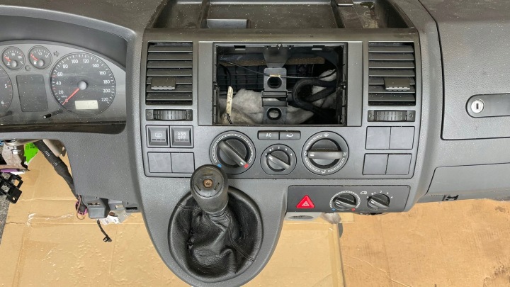 фото №13, Консоль капот торпедо раздаточная комплектная з установка vw transporter t5