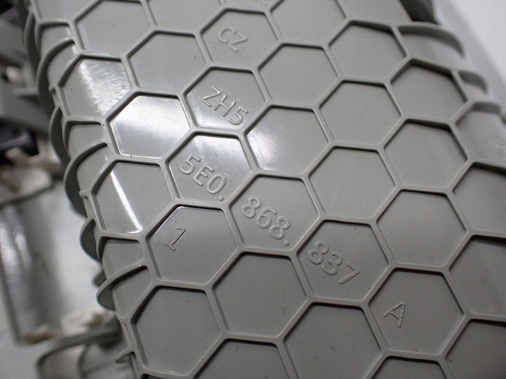 фото №7, Лампа интерьера кабины бардачок 5e0867489 5e0868837a skoda octavia iii 5e 19r