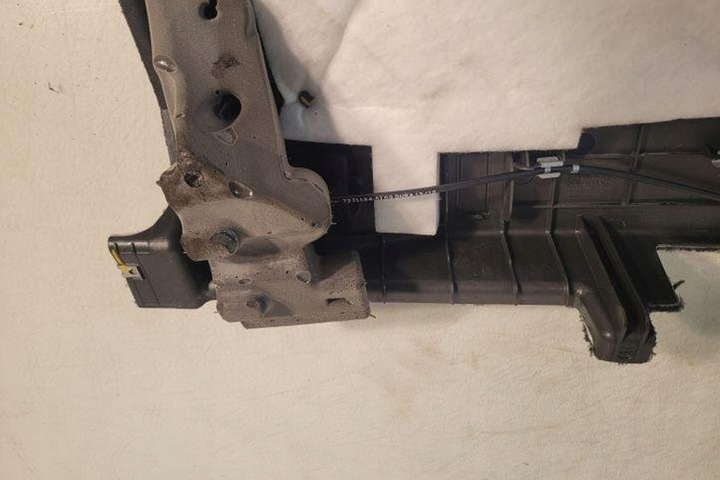 фото №12, Защита замка крышки bmw 5 f10 9168495 3.0l дизель 190kw 2015