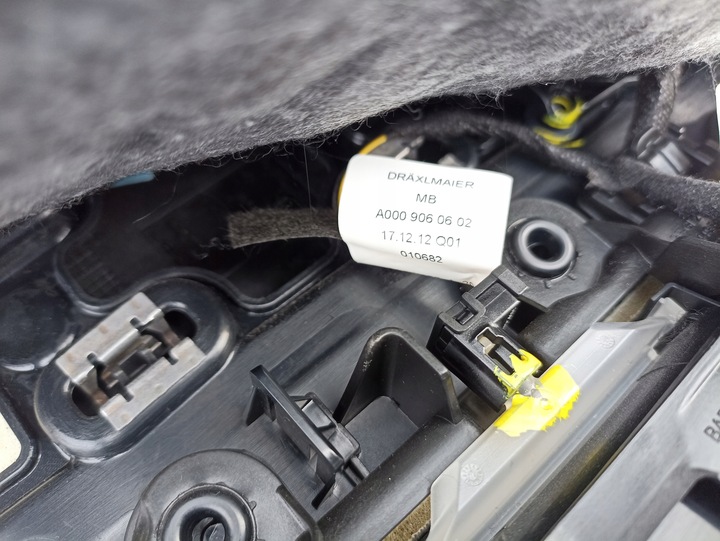 фото №7, Mercedes w205 c-klasa боковина дверь задних обивка правые левый