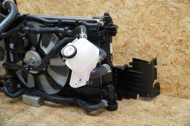 фото №10, Радіаторів радіатор вентилятор 422136-7682 lexus lbx нове 0km 24r оригінал