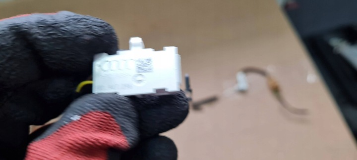 фото №7, A4 s4 b9 планка led подсветка туннеля левая правые 2x 8w0947095