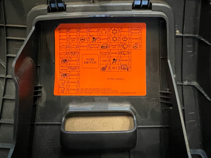 фото №10, Hyundai i30 iii 17- защита панели консоли предохранителей pod руль