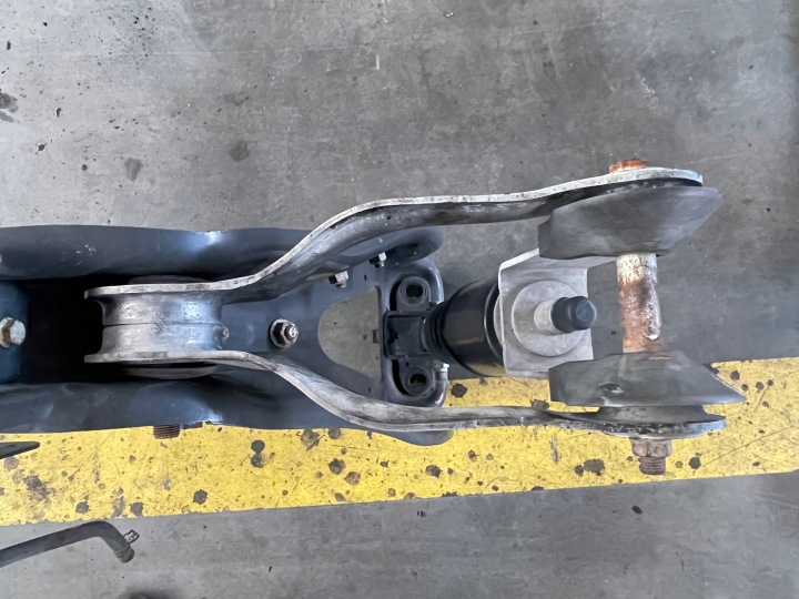фото №8, Mercedes actros 11-18 mp4 балка крепление кабины зад a9603108455