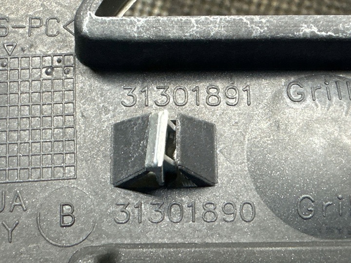 фото №10, Решётка радиатора переднее volvo v40 cross country 31301890