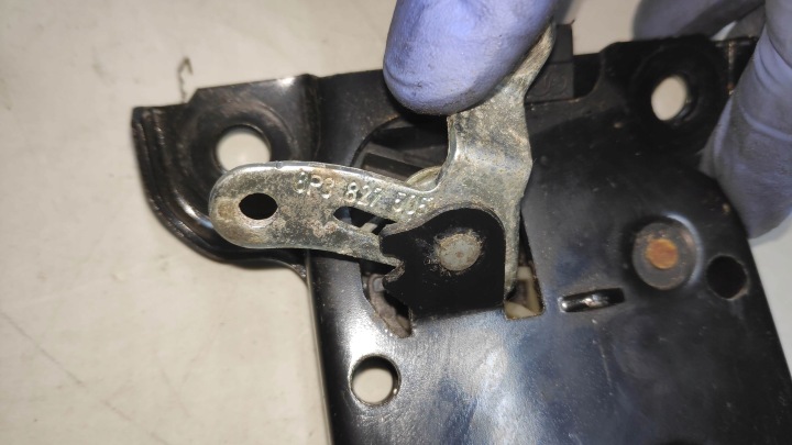 фото №7, Замок крышки зад багажника audi a3 8p 8p3827505 oem