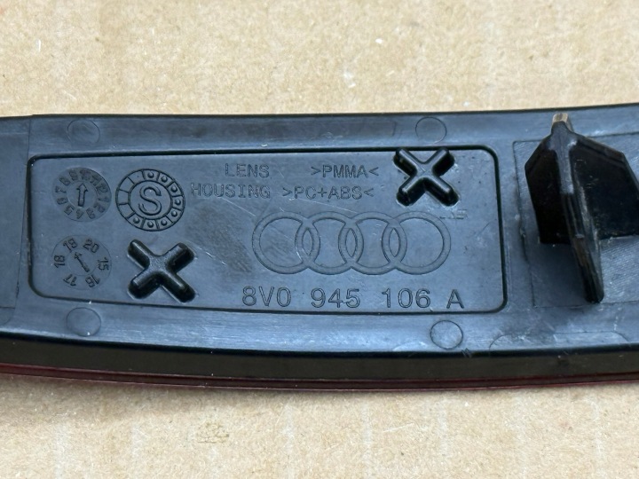 фото №12, Audi a3 iii 3 8v відбивач бампера заднього праве ліве 8v0945106a 8v0945105a