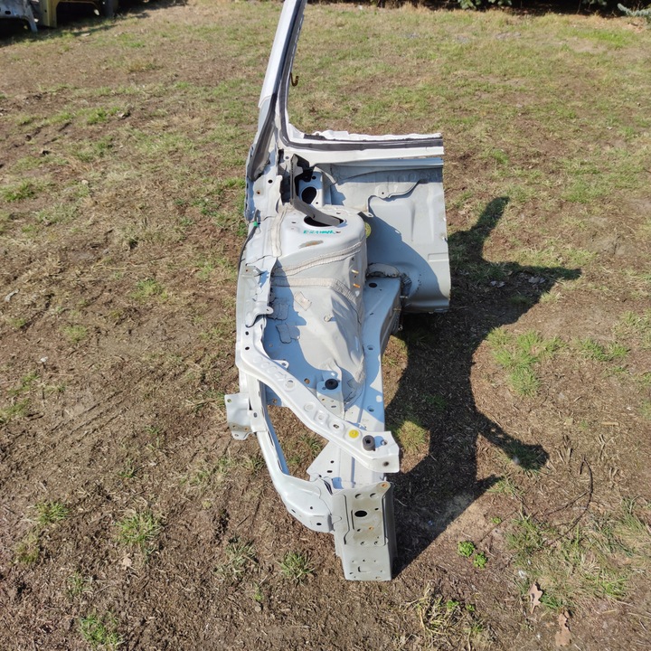 фото №1, Toyota corolla e21 чверть передня права 040