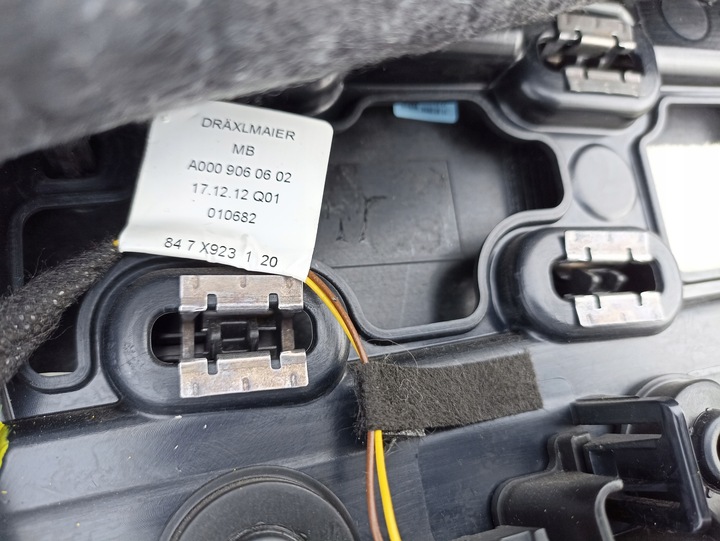 фото №13, Mercedes w205 c-klasa боковина дверь задних обивка правые левый