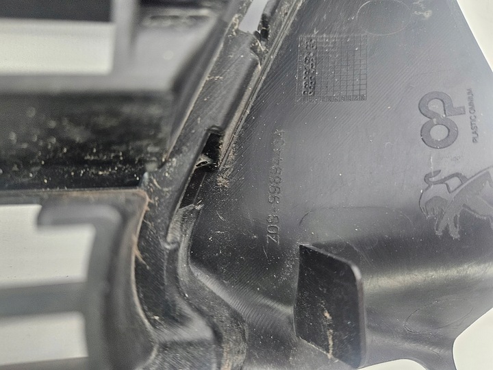 фото №12, Peugeot 308 ii t9 рестайлинг 2017 - решётка средняя бампера перед радар