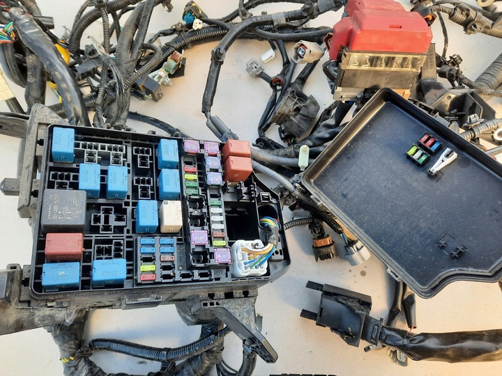 фото №11, Suzuki vitara iii рестайлинг 1.4 k14c 1.4 t turbo коробка предохранителей жгут