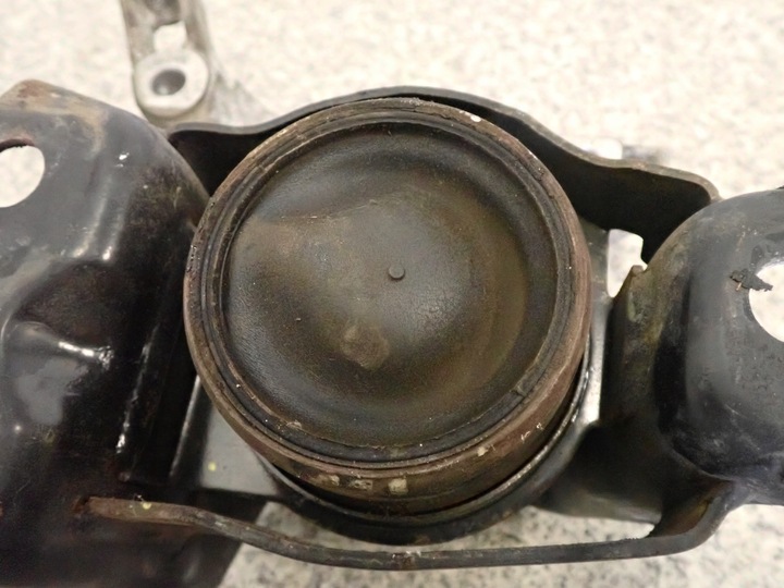 фото №5, Nissan micra k13 1.2i 10- подушка двигуна права