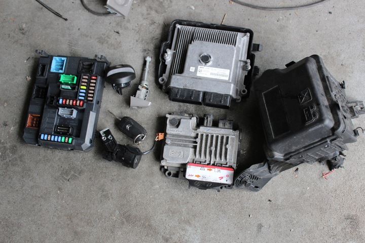 фото №1, Citroen c4 cactus 1.2 thp замок зажигания компьютер набор