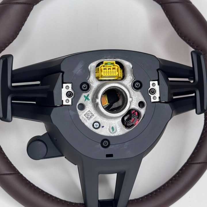 фото №16, Porsche taycan 9j1 2023 руль