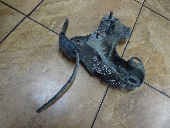 фото №1, Audi a4 b5 1.6b 98' лапи крепление кронштейн 4b0199352b