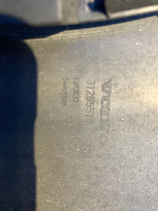 фото №11, Volvo xc70 бампер перед боковина праві оригінал.