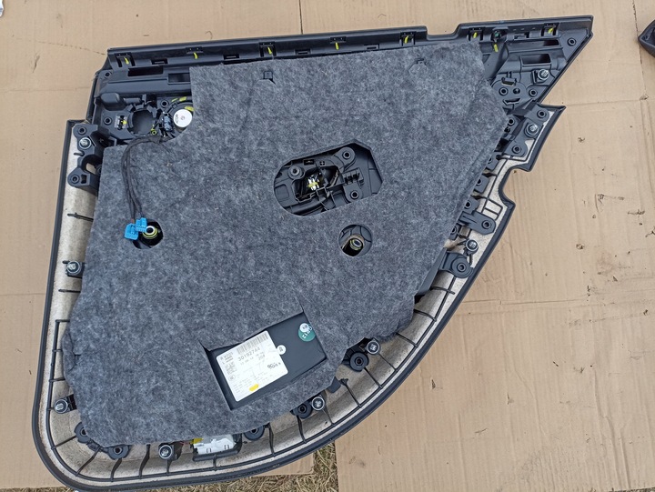 фото №9, Mercedes w205 c-klasa боковина дверь задних обивка правые левый