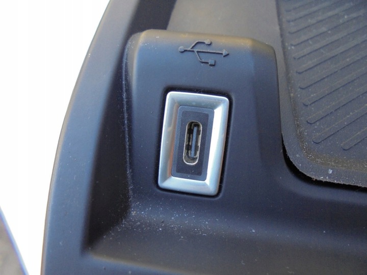 фото №16, Бардачок полка туннеля верхняя usb citroen e-c4 c4 3 iii 23r. 9835233380