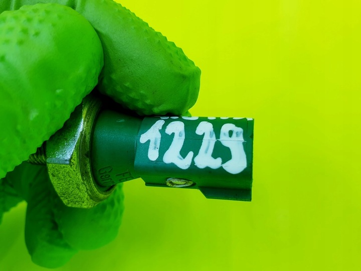 фото №7, Датчик ciśnieniea масла s6 c7 s7 c7 a8 4.0 tfsi ctg 079919081d