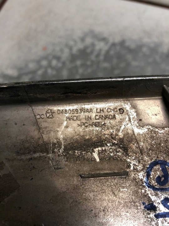 фото №10, Молдинг бампера розпилювач ліві перед chrysler 300c 04805939aa
