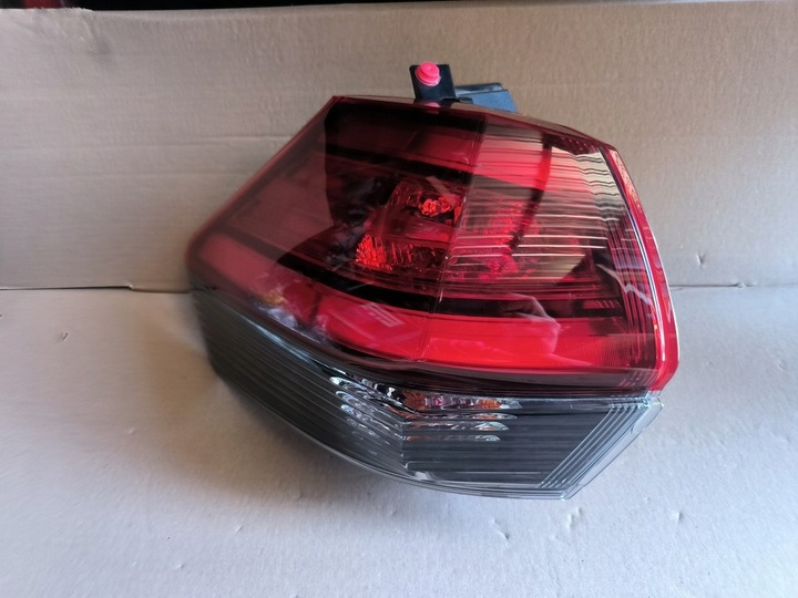 фото №1, Nissan x-trail t32 лампа зад задня ліва 220-23746 uszkoszona