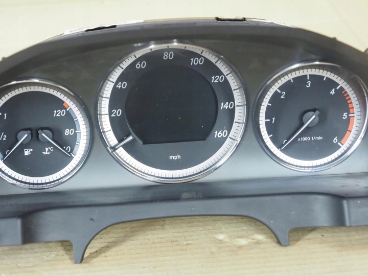 фото №7, Mercedes w204 панель приборов 2049005702 англичанин