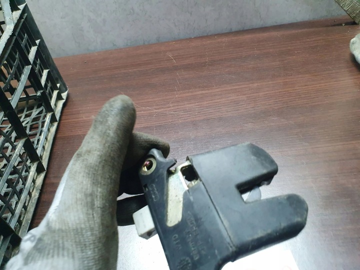 фото №8, Audi a4 s4 b5 8d 1997 замок кришки задньої / багажника